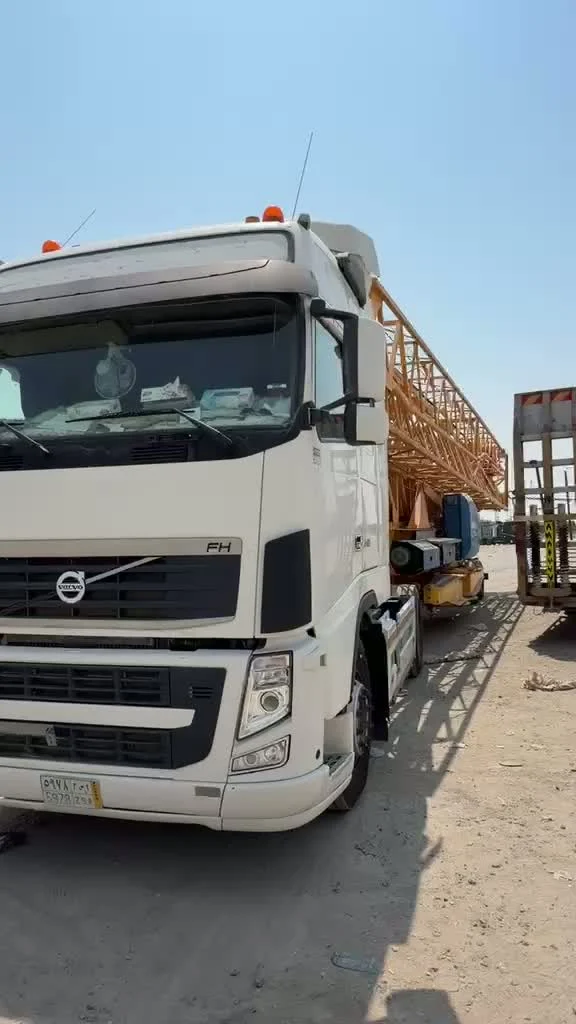 شاحنة محمّلة في موقع العمل
