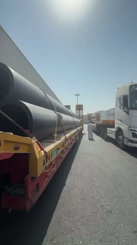 شحنة مشاريع طويلة على مقطورة