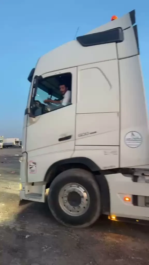 شاحنة النقل في الموقع